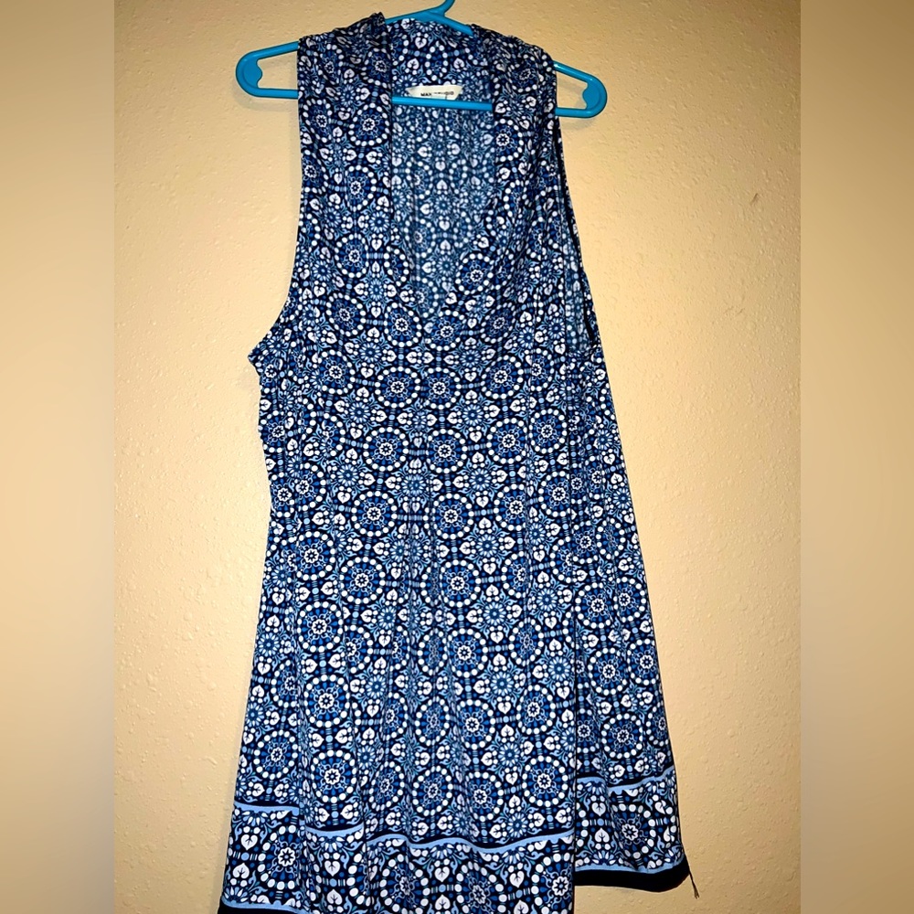 Sleeveless women’s top